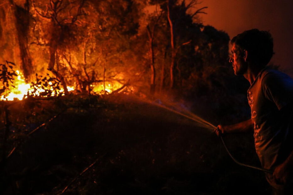 Populares juntam-se a bombeiros e militares no combate ao fogo de Monchique