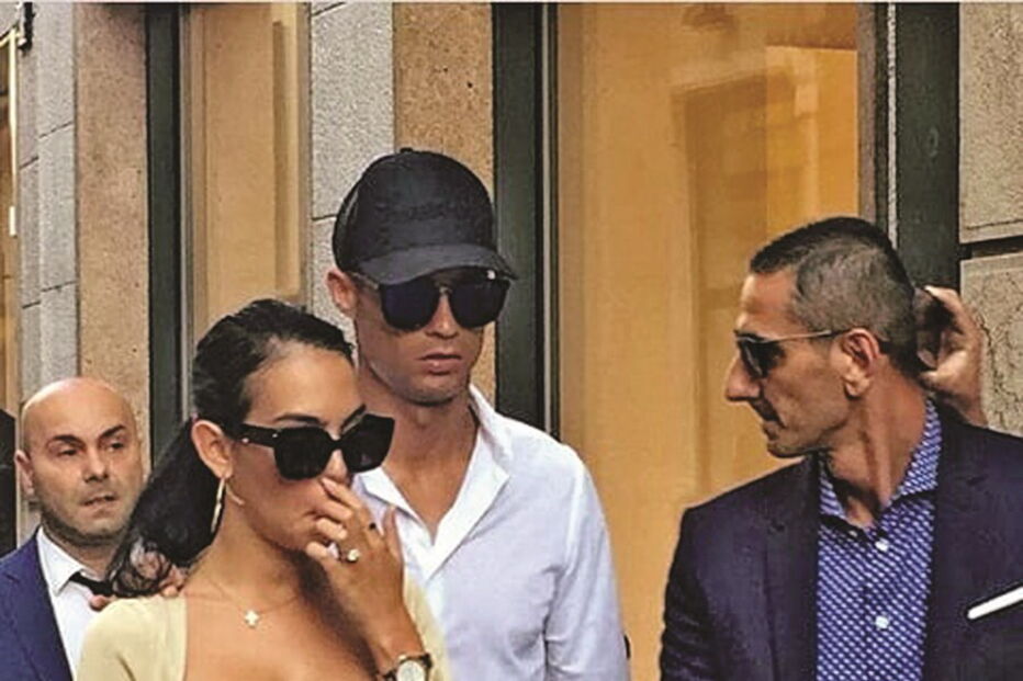 Cristiano Ronaldo cercado por fãs durante visita a Milão