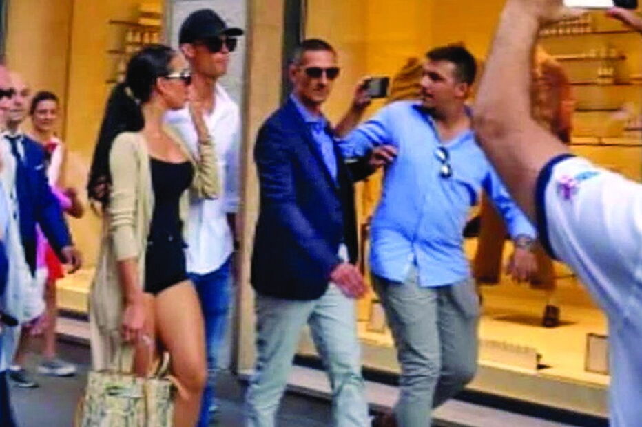 Cristiano Ronaldo cercado por fãs durante visita a Milão