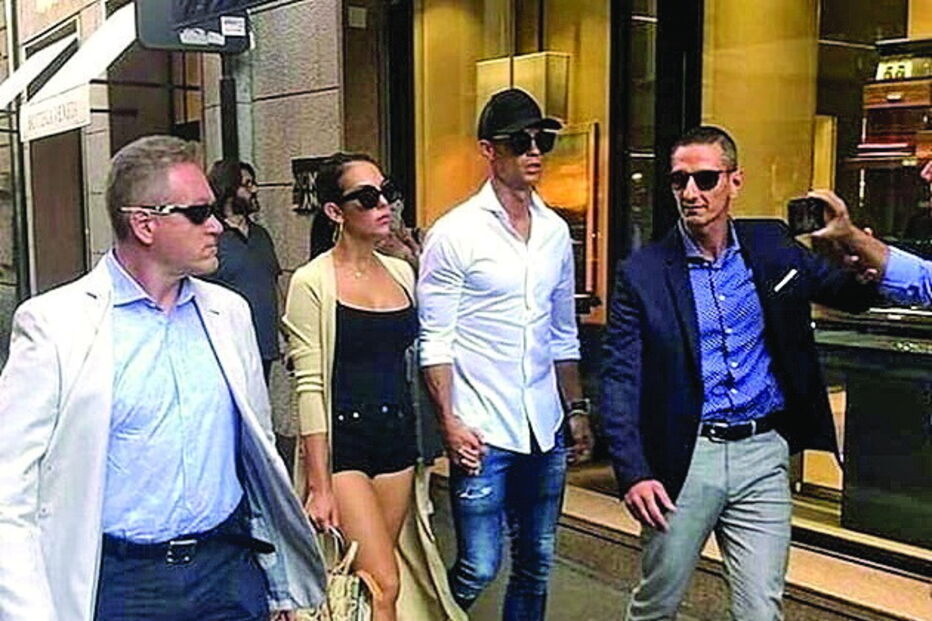 Cristiano Ronaldo cercado por fãs durante visita a Milão