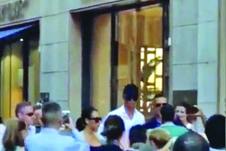 Cristiano Ronaldo cercado por fãs durante visita a Milão