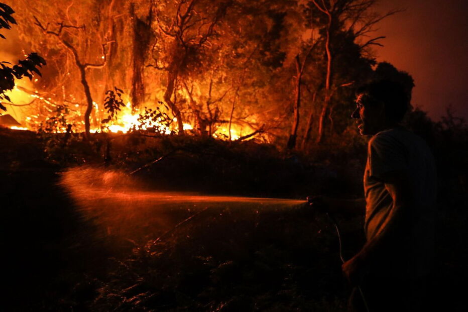 Populares juntam-se a bombeiros e militares no combate ao fogo de Monchique	