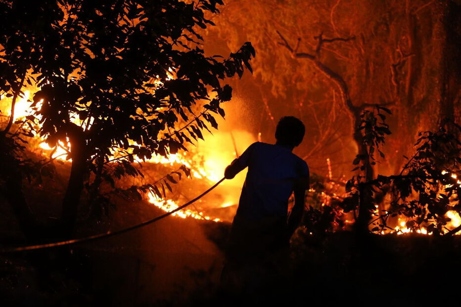 Populares juntam-se a bombeiros e militares no combate ao fogo de Monchique	
