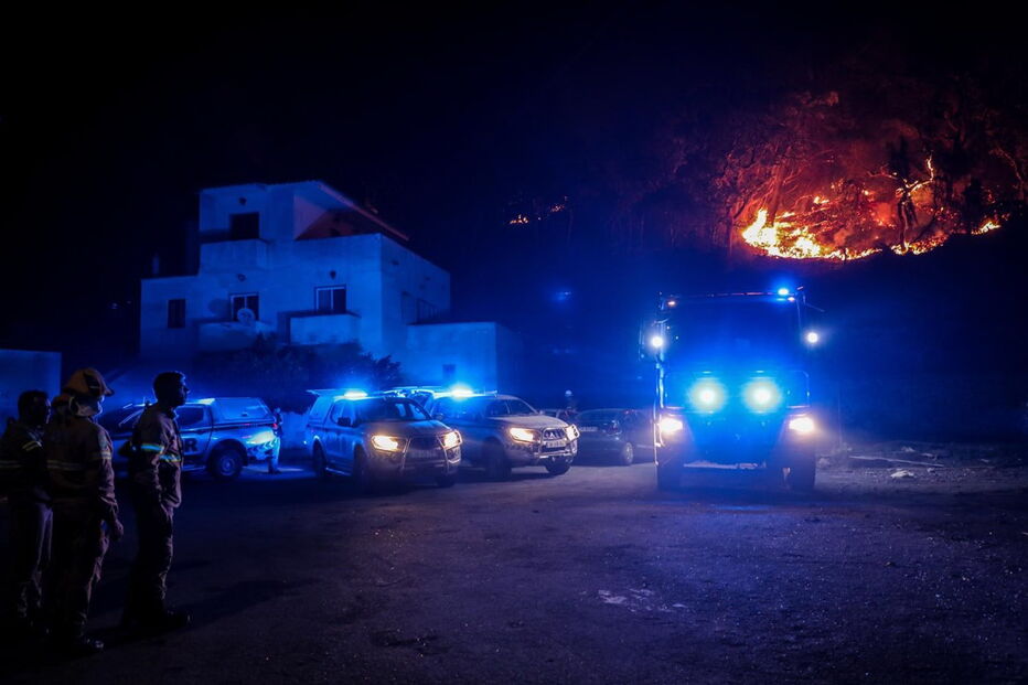 Populares juntam-se a bombeiros e militares no combate ao fogo de Monchique	