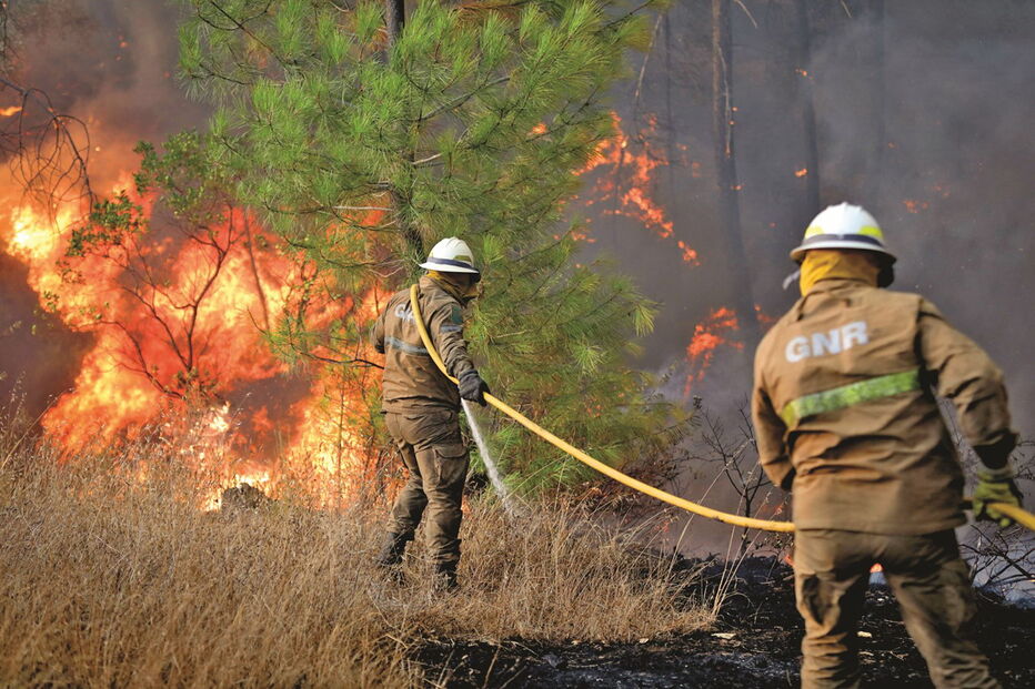 Militares da GNR combatem fogo