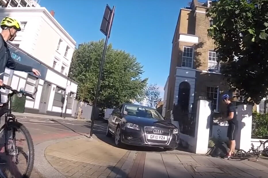 Condutor tenta atropelar ciclistas em Londres