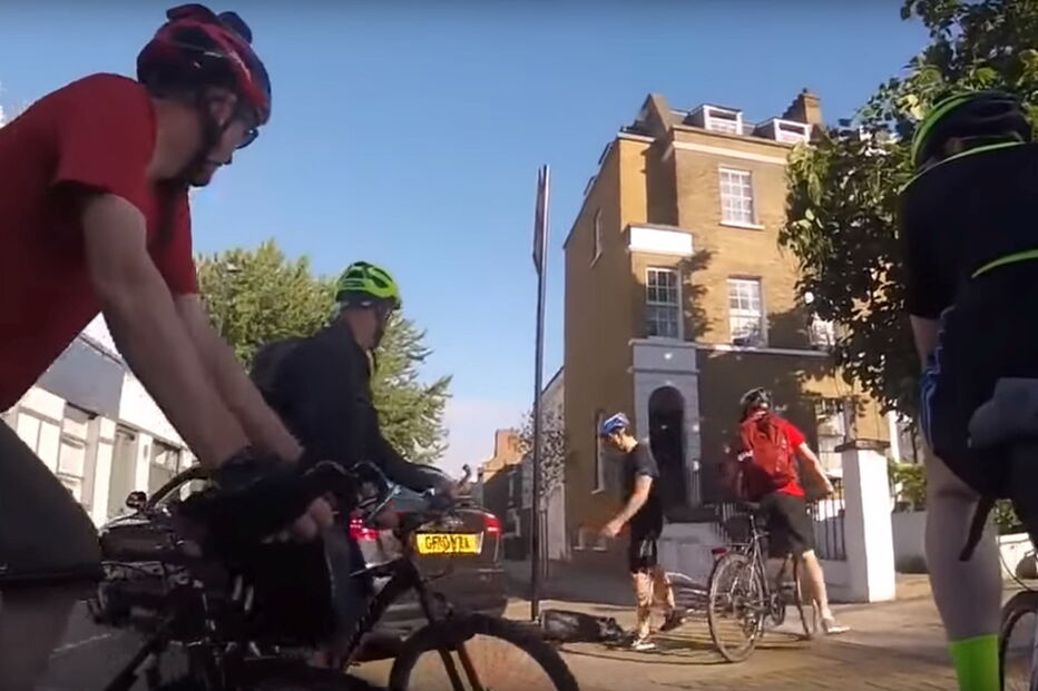 Condutor tenta atropelar ciclistas em Londres