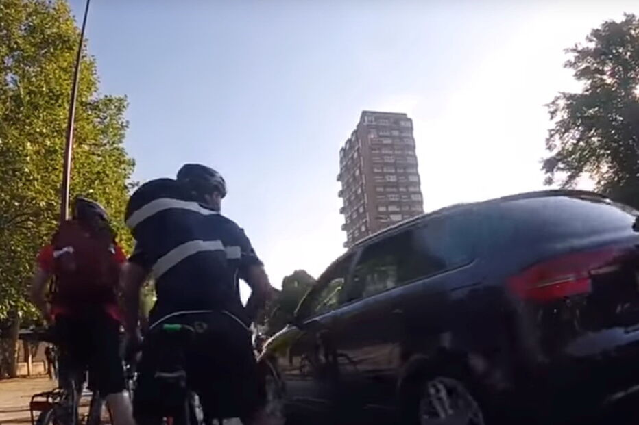 Condutor tenta atropelar ciclistas em Londres