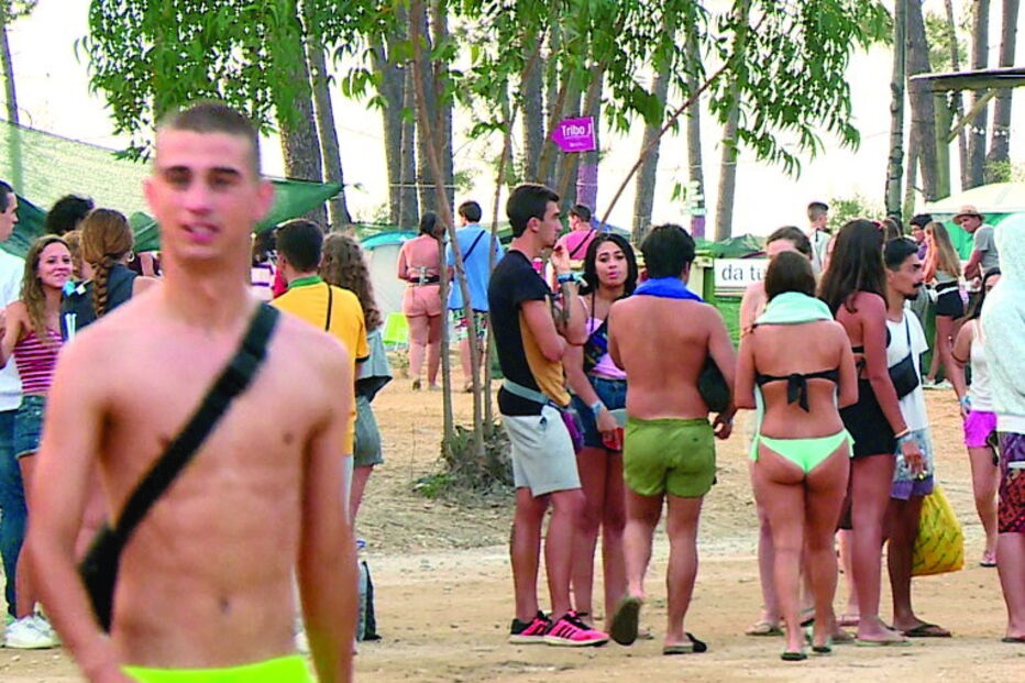 Centenas de festivaleiros chegaram ao Festival Sudoeste antes dos concertos