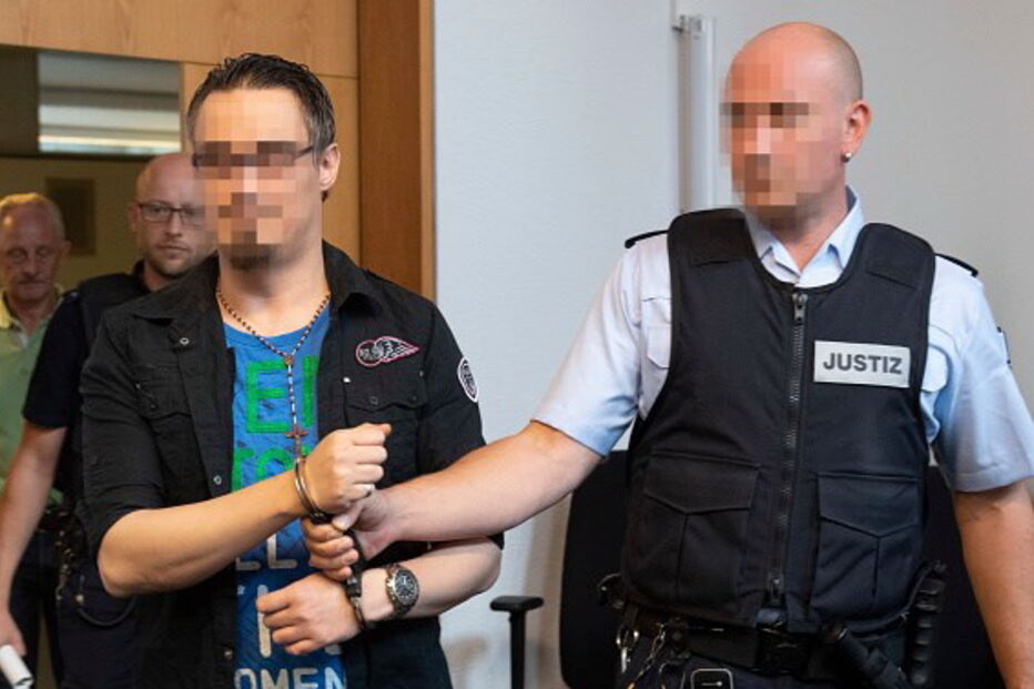 Casal condenado a prisão por vender filho a pedófilos na Internet