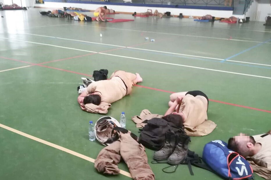 Militares da GNR que combatem fogo em Monchique dormem no chão