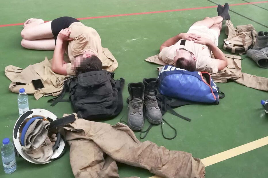 Militares da GNR que combatem fogo em Monchique dormem no chão