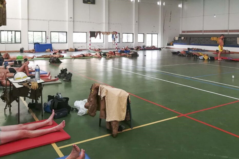 Militares da GNR que combatem fogo em Monchique dormem no chão