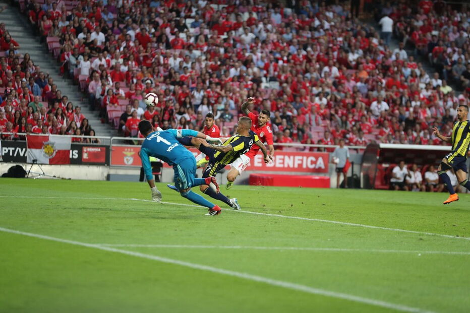 Demirel em ação no Benfica - Fenerbahçe