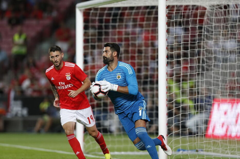 Demirel repõe a bola em jogo perante o olhar de Ferreyra