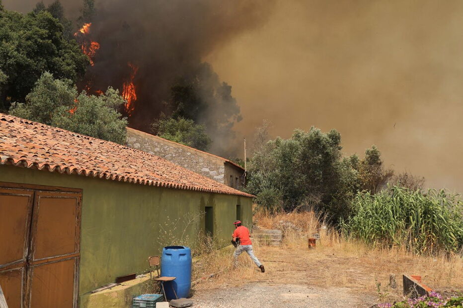 Fogo em Monchique não dá tréguas a populares e bombeiros