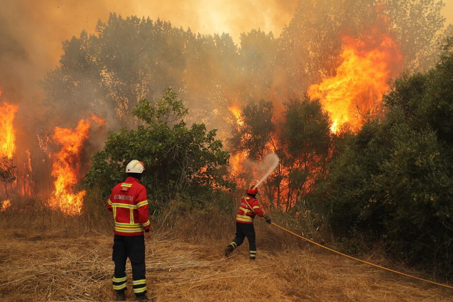 Fogo em Monchique não dá tréguas a populares e bombeiros