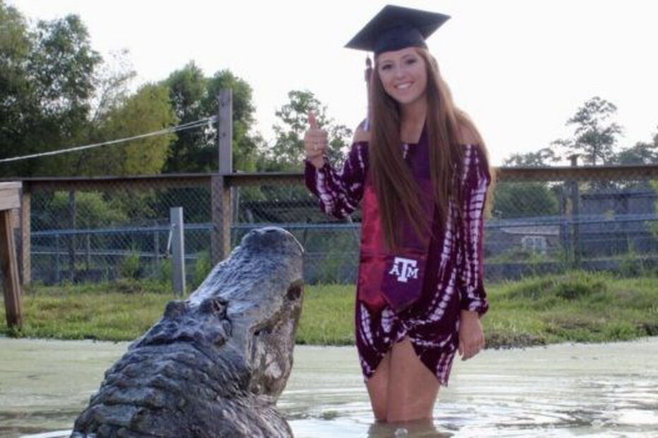 Estudante americana faz fotos com jacaré gigante