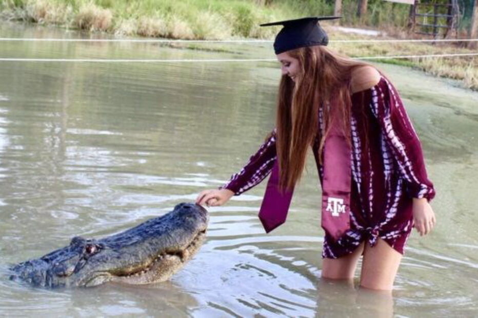 Estudante americana faz fotos com jacaré gigante