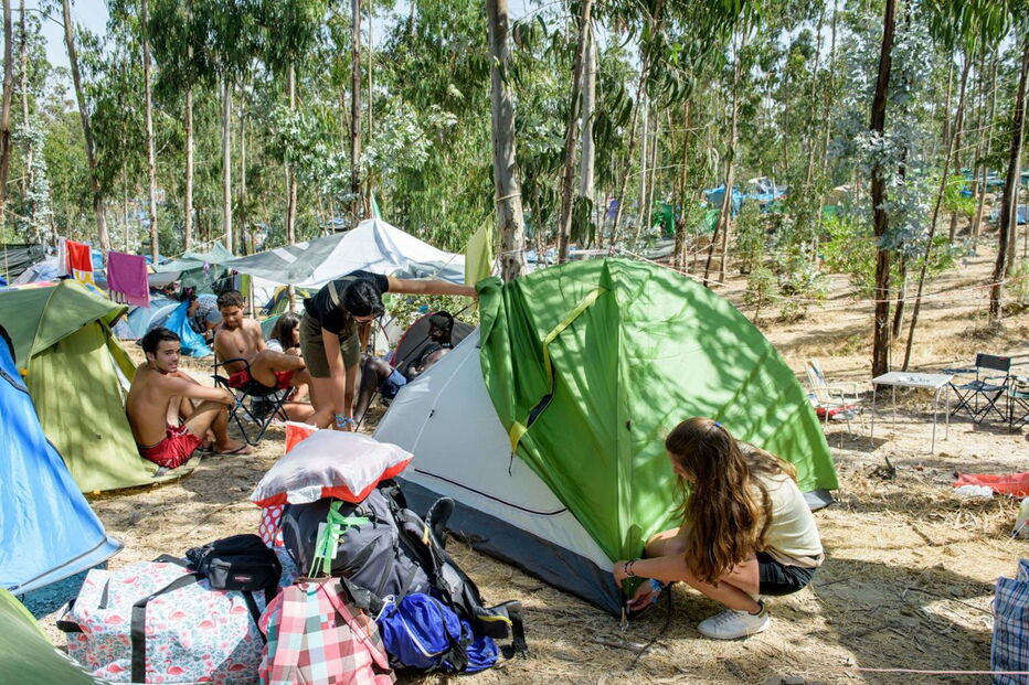 Festivaleiros a banhos no canal do Festival Sudoeste