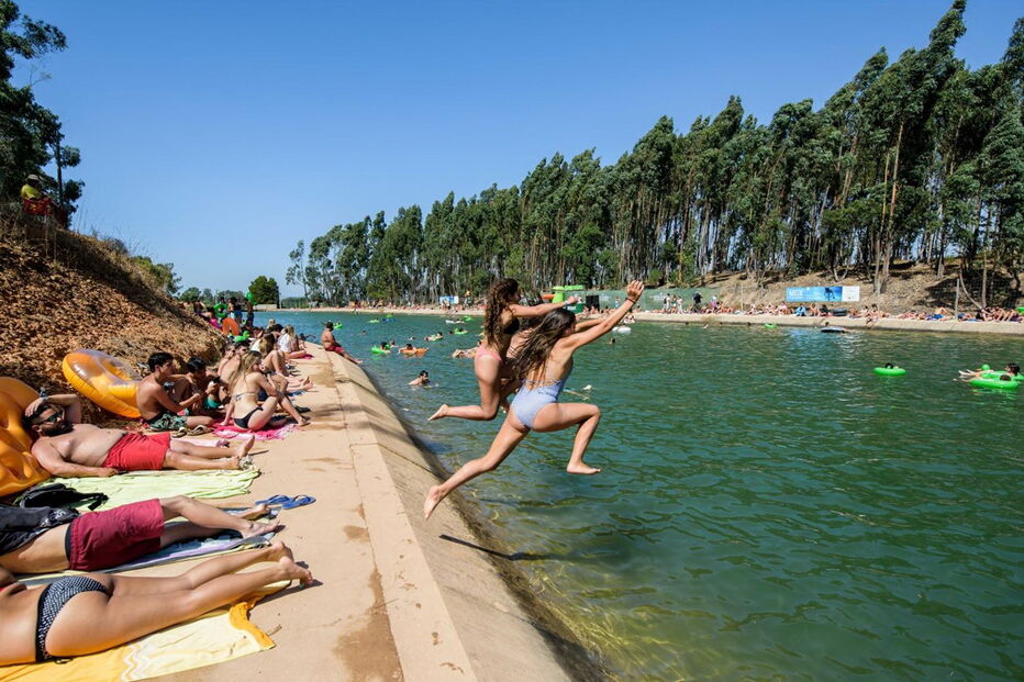 Festivaleiros a banhos no canal do Festival Sudoeste