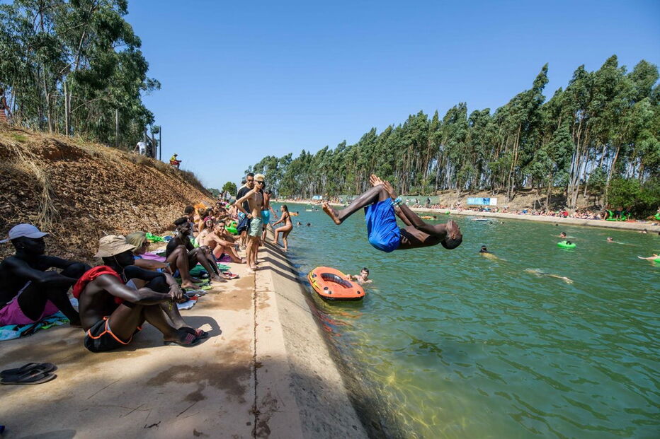 Festivaleiros a banhos no canal do Festival Sudoeste