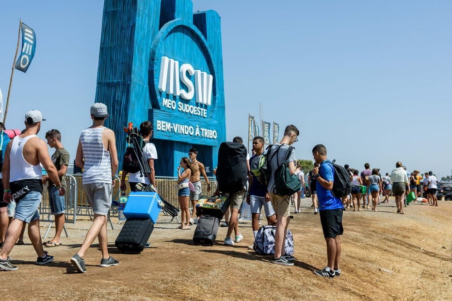 Festivaleiros a banhos no canal do Festival Sudoeste