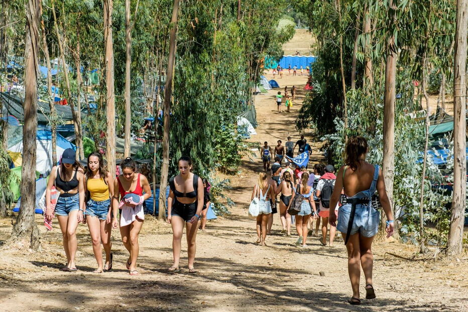 Festivaleiros a banhos no canal do Festival Sudoeste