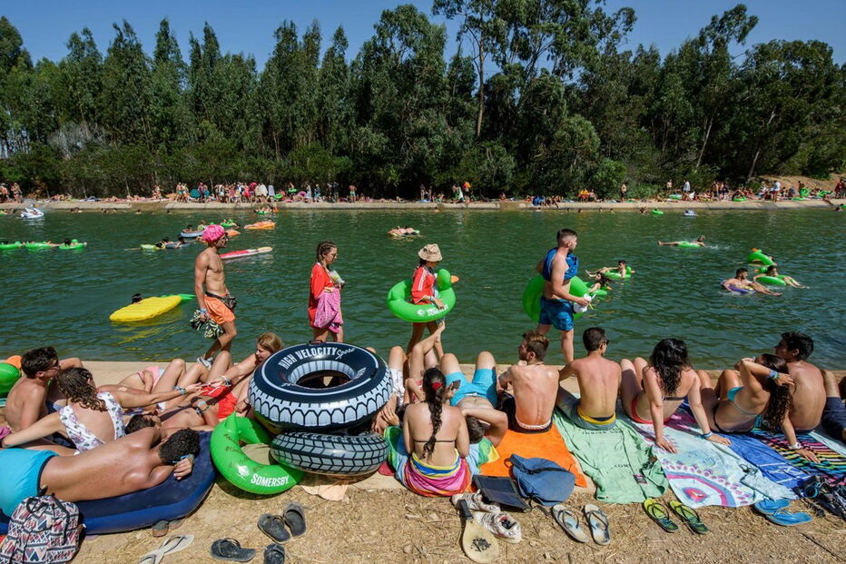 Festivaleiros a banhos no canal do Festival Sudoeste