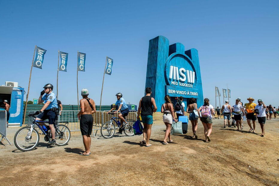 Festivaleiros a banhos no canal do Festival Sudoeste