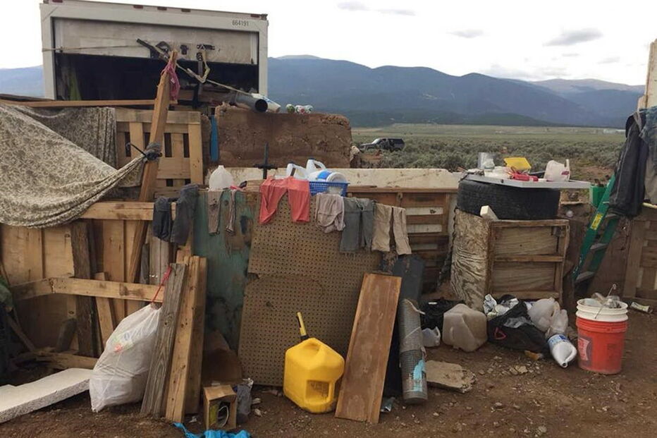 Polícia resgata 11 crianças de caravana e encontra restos mortais de menino