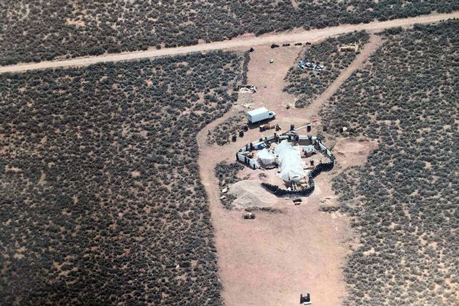 Polícia resgata 11 crianças de caravana e encontra restos mortais de menino