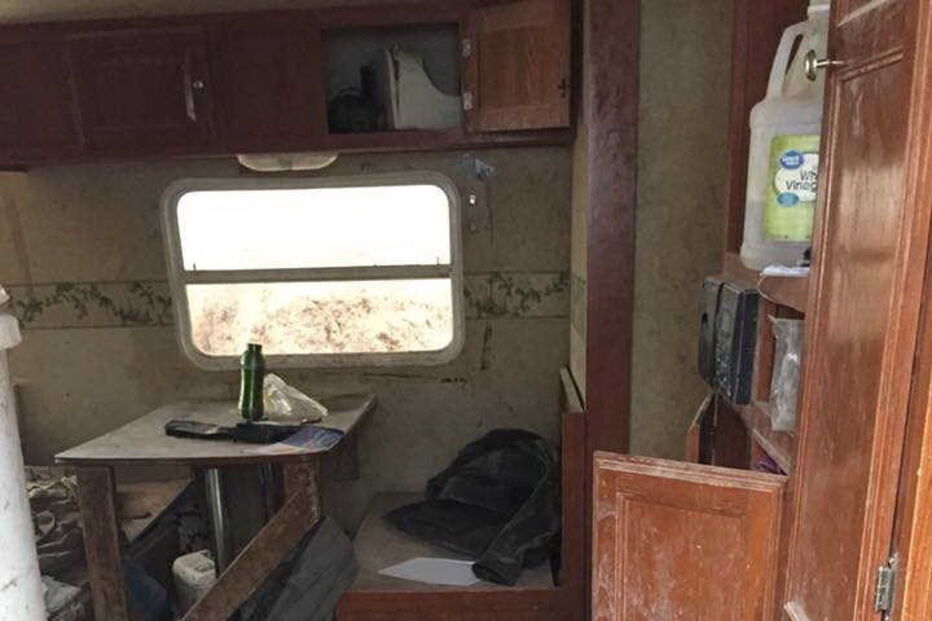 Polícia resgata 11 crianças de caravana e encontra restos mortais de menino