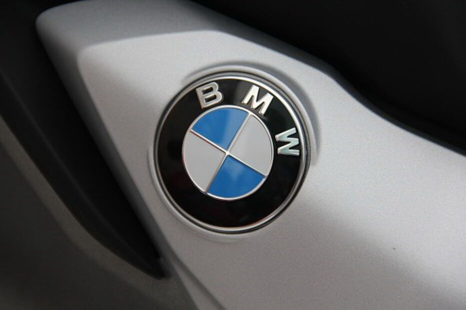 BMW é uma empresa alemã, fabricante de automóveis e motociclos.