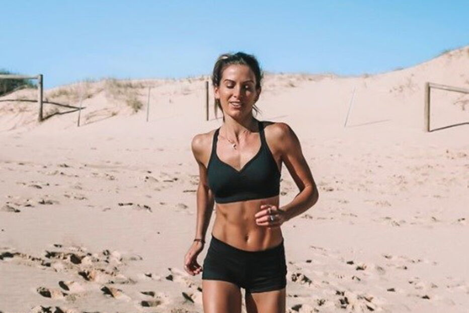 Personal trainer mostra como fica inchada após comer ovos, laticínos e açúcar