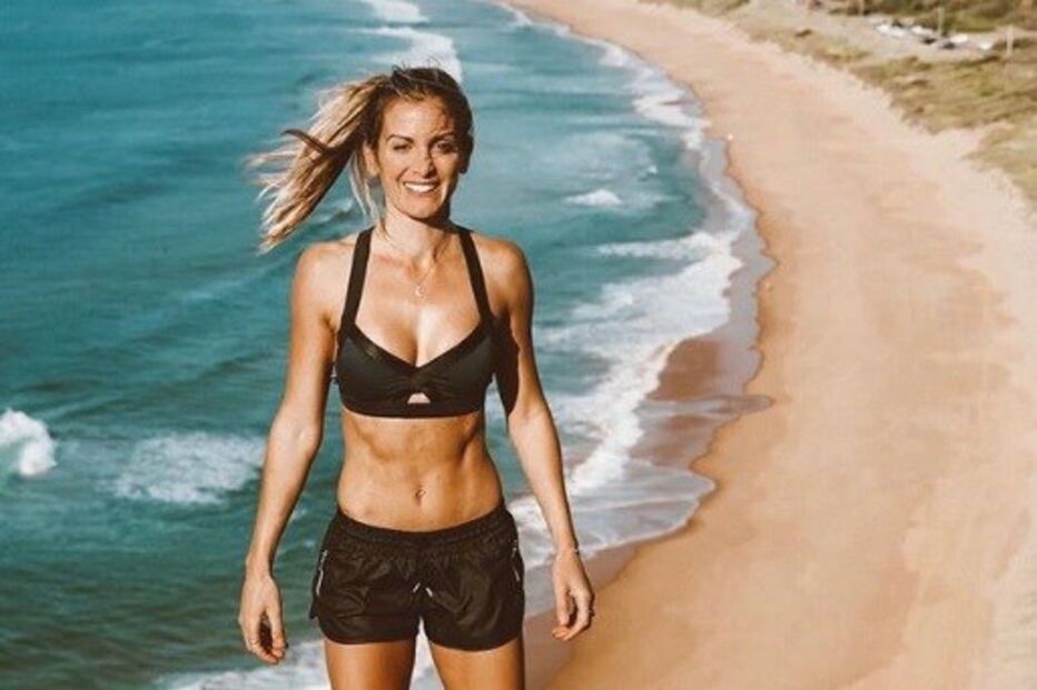 Personal trainer mostra como fica inchada após comer ovos, laticínos e açúcar