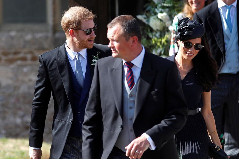 Príncipe Harry vai a casamento de amigo com sola de sapato rota