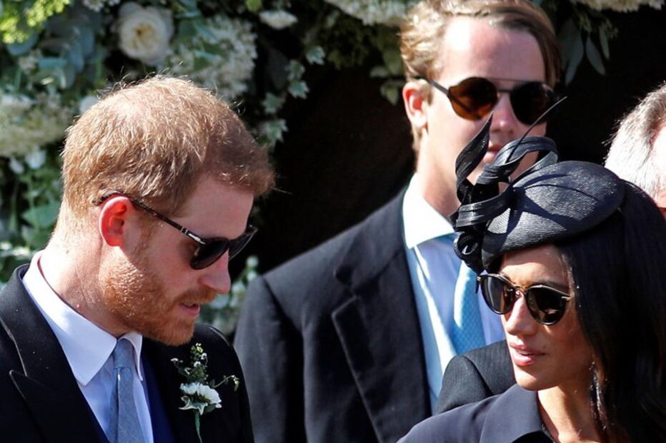 Príncipe Harry vai a casamento de amigo com sola de sapato rota