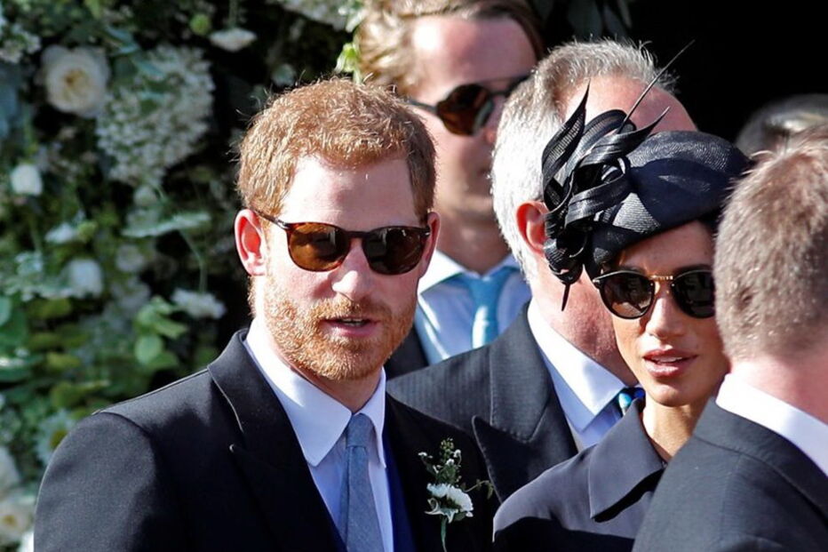 Príncipe Harry vai a casamento de amigo com sola de sapato rota