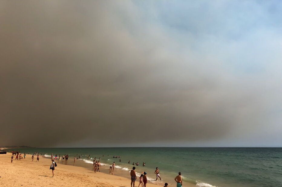 Chuva de cinzas e fumo forte chegam às praias de Armação de Pêra