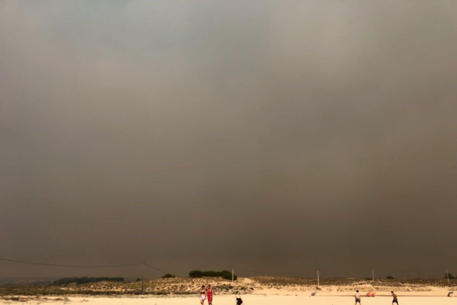 Chuva de cinzas e fumo forte chegam às praias de Armação de Pêra