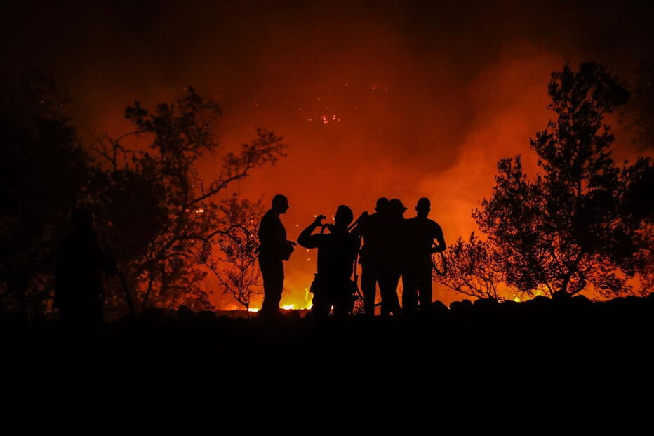 Bombeiros combatem fogo