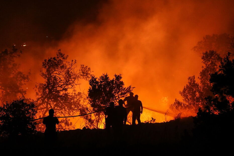 Bombeiros combatem fogo