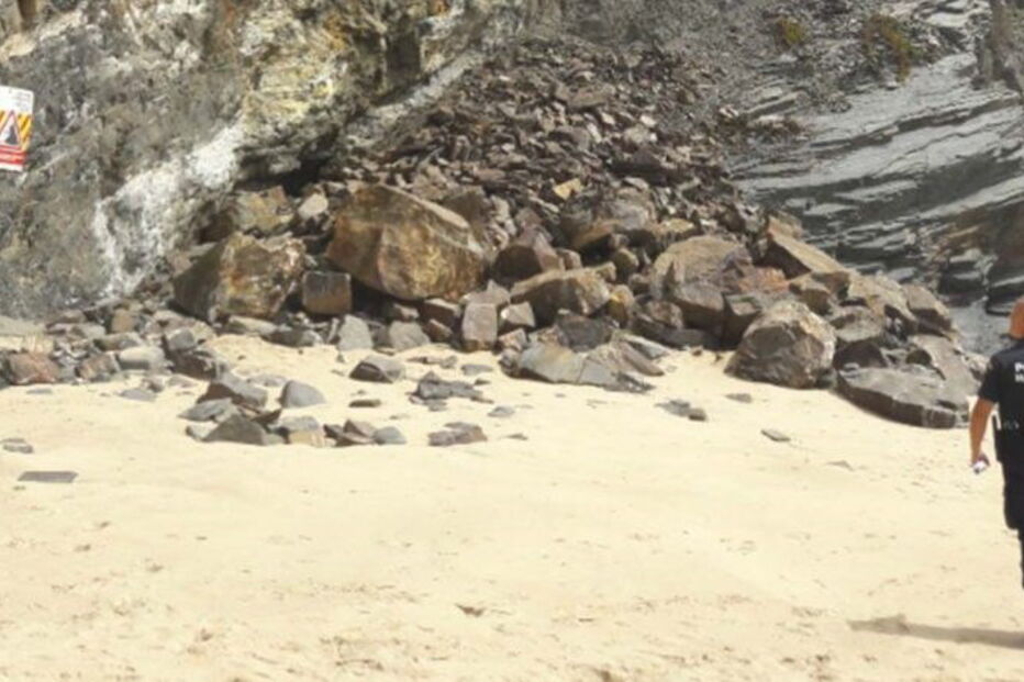 Praia em perigo de derrocada junto à Zambujeira do Mar