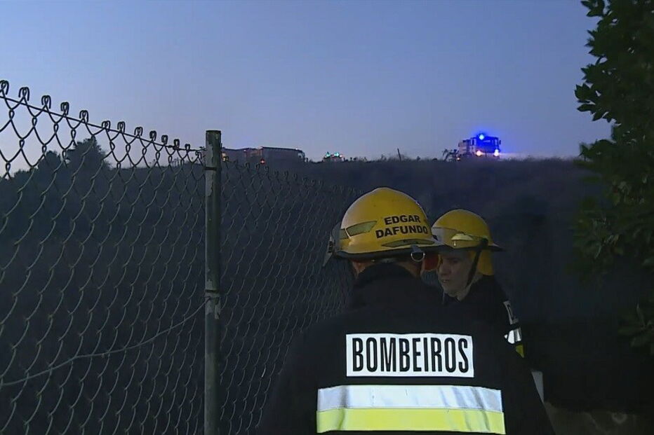 Incêndio em Oeiras combatido por 143 bombeiros
