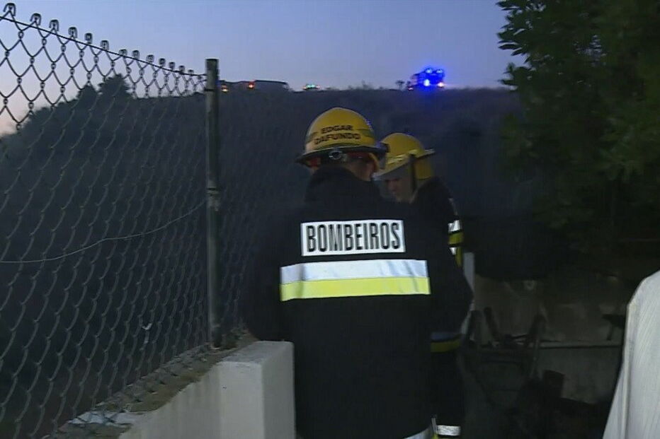 Incêndio em Oeiras combatido por 143 bombeiros