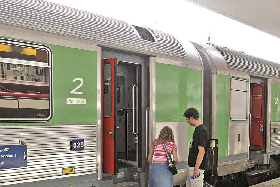 Sem o transporte alternativo em autocarros e táxis haveria clientes a perder as ligações a outros comboios   