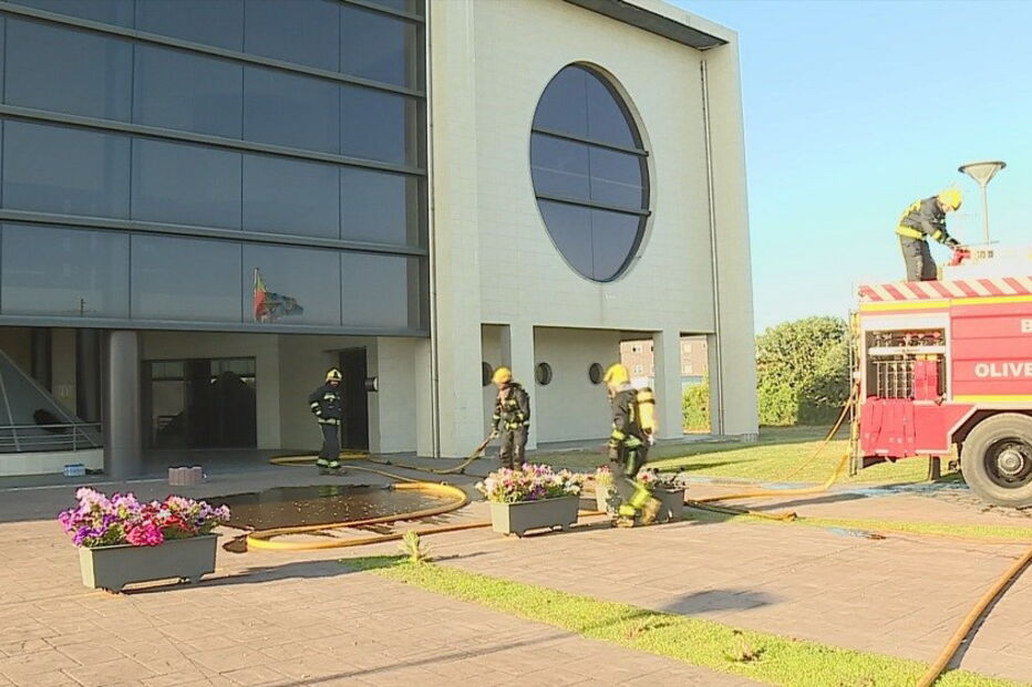 Incêndio deflagra em garagem de Junta de Freguesia em Oliveira do Bairro