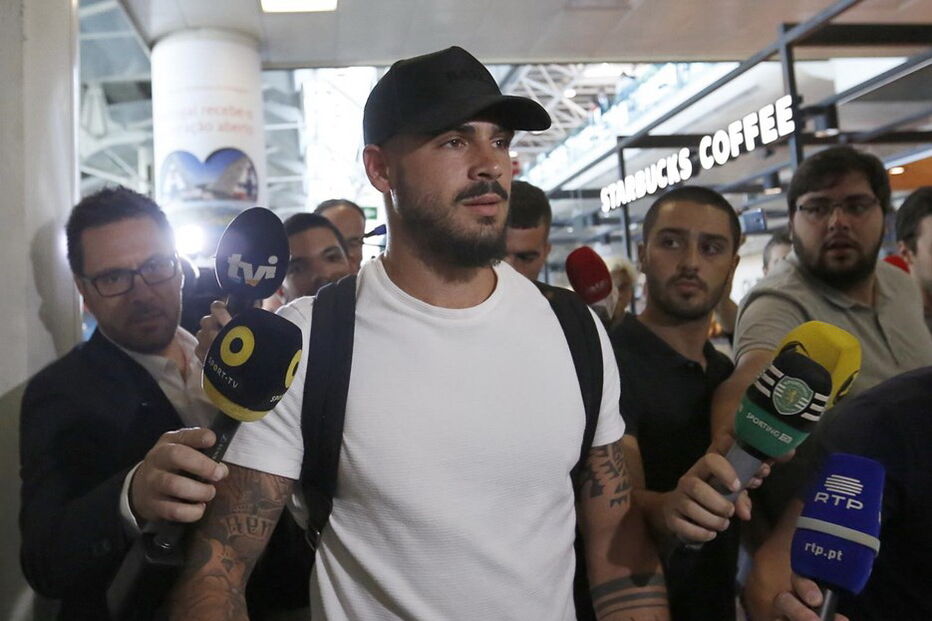 Stefano Sturaro chegou esta sexta-feira a Lisboa e disse estar “muito feliz” 