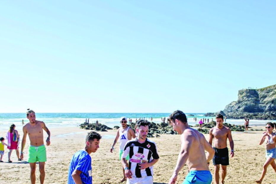 Festivaleiros jogam na praia
